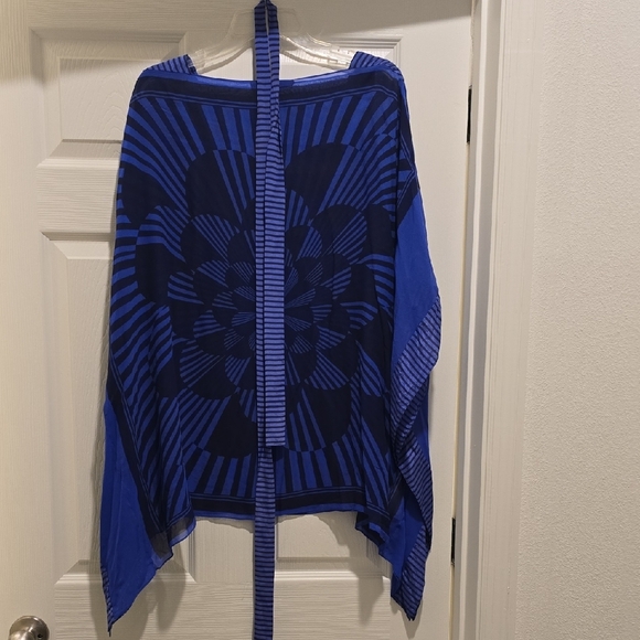 Blue Geometric Patterned Top - Picture 3 of 4